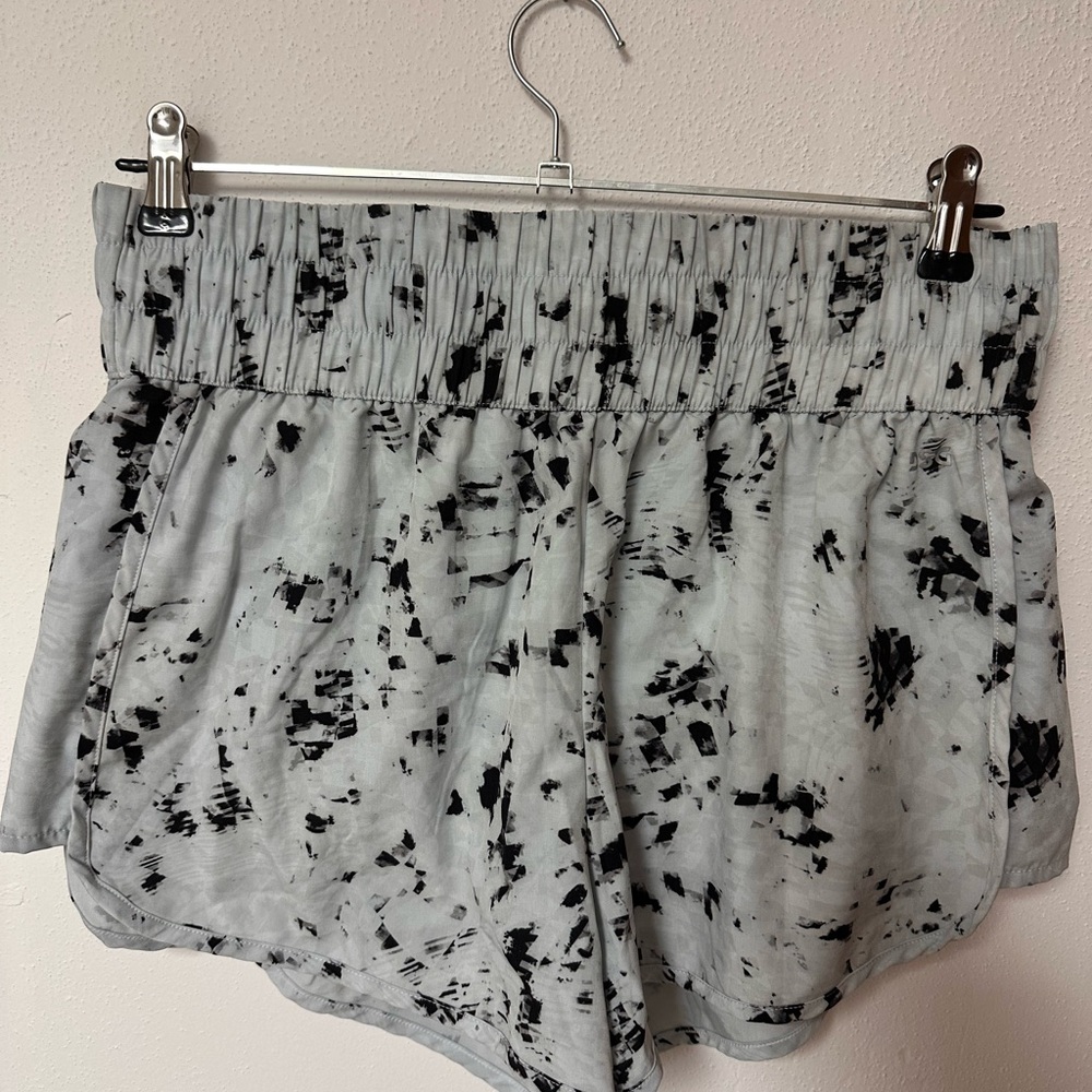 EUC DSG shorts size medium